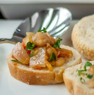 tapa de gabanzos y cebolla