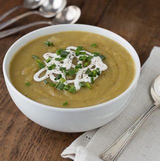 Quick and easy Irish potato leek soup recipe | ethnicspoon.com