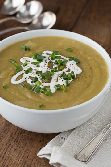 Quick and easy Irish potato leek soup recipe | ethnicspoon.com