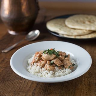 A very easy recipe for chicken tikka masala made in a in slow cooker | ethnicspoon.com