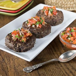 Super easy and tasty vegetarian and gluten free black bean burgers with spicy pico de gallo! Love these! | ethnicspoon.com