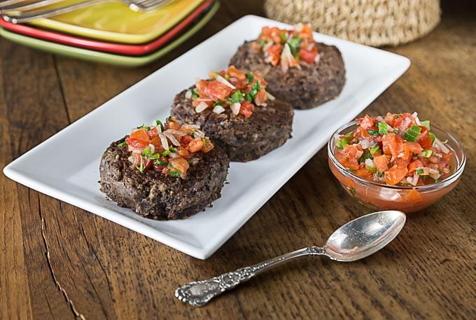 Super easy and tasty vegetarian and gluten free black bean burgers with spicy pico de gallo! Love these! | ethnicspoon.com