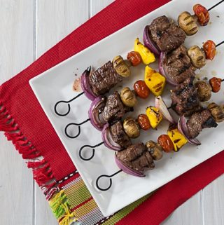 Juicy tender beef kebabs with a Latin twist! Marinated in HERDEZ® Salsa Verde, garlic, nutmeg, salt & oregano. | ethnicspoon.com