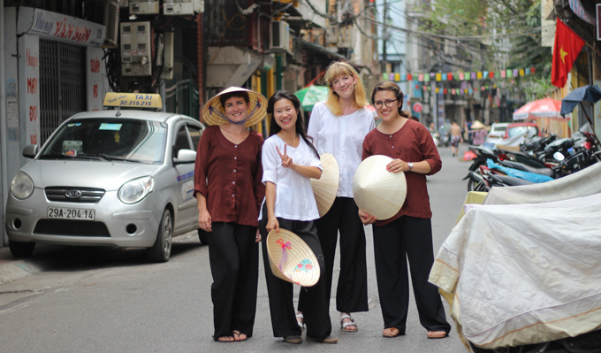 a group of people on a tour with Thanh