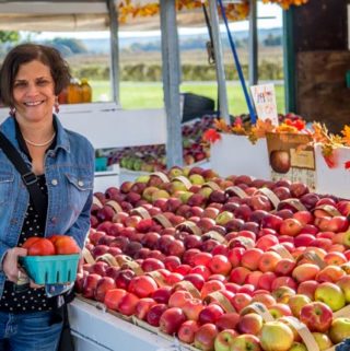 Here I am at my local farm stand to pick up some apple and tomatoes. I love the fall season! | ethnicspoon.com