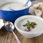 Η ιρλανδική σούπα πατάτας είναι μια πολύ εύκολη σούπα για παρασκευή και έχει μια λεπτή, πλούσια βουτυρώδη γεύση για μια κρύα μέρα.  Απλά συστατικά από αλάτι, πιπέρι, βούτυρο και κρεμμύδια ενώνονται με λίγο ζωμό λαχανικών για μια φανταστική σούπα.  |  ethnicspoon.com