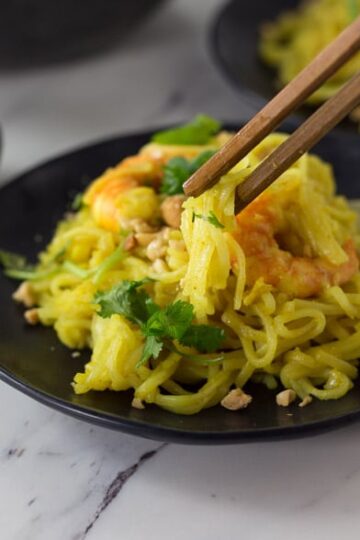 Here is a new dish for shrimp to try. Indonesian curry brings a a spicy flavor to the table with a rich sauce. The sweet flavor of coconut with spicy curry and tamarind has a nice contrast of flavors. | ethnicspoon.com