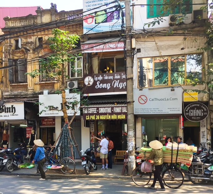 A typical street scene in Hanoi with lots of coffee shops! Here is where you can go to have a Vietnamese iced coffee: ca phe sua da. | ethnicspoon.com