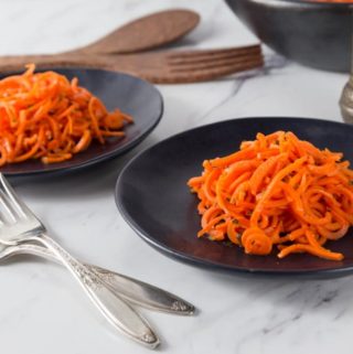 Here is a very healthy salad with a lemon olive oil dressing and the exotic flavors of Moroccan spice and mint. This Moroccan carrot salad is a very easy dish to prepare. | ethnicspoon.com