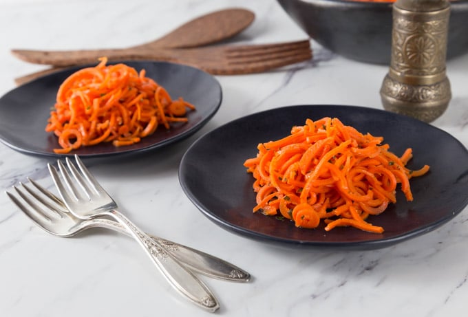 Here is a very healthy salad with a lemon olive oil dressing and the exotic flavors of Moroccan spice and mint. This Moroccan carrot salad is a very easy dish to prepare. | ethnicspoon.com