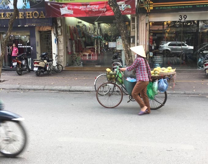 Fruit seller on Hanoi street. | ethnicspoon.com