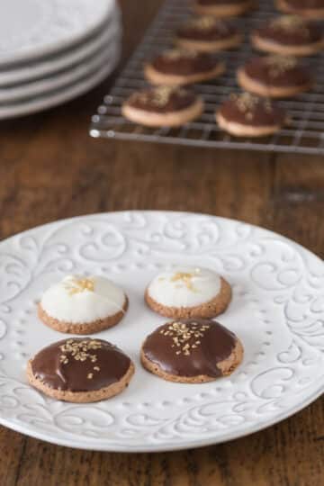 A photo a lebkuchen cookies on a white plate.